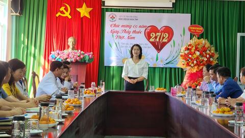 Lãnh đạo Uỷ ban nhân dân tỉnh thăm, chúc mừng các đơn vị Y tế nhân ngày Thầy thuốc Việt Nam