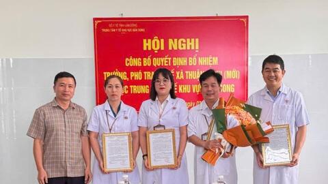 Trung tâm Y tế khu vực Đắk Song công bố quyết định bổ nhiệm cán bộ quản lý tại các Trạm Y tế xã mới.