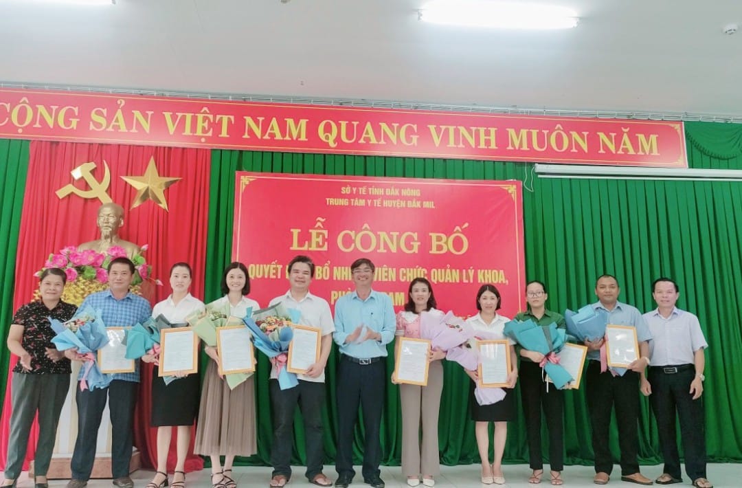 TTYT Đăk Mil: Công bố quyết định bổ nhiện viên chức quản lý khoa, phòng, trạm y tế.