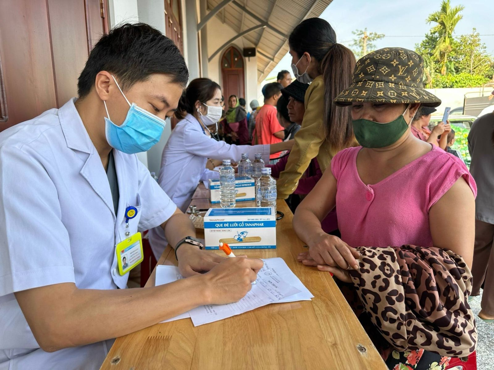 Khám, cấp phát thuốc miễn phí cho bà con nhân dân bon Đắk Sắk