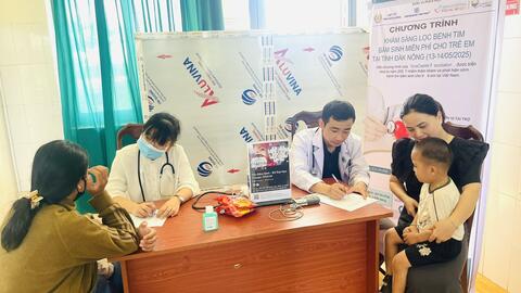 Khám sàng lọc bệnh tim bẩm sinh tại Trung tâm Y tế huyện Đắk Glong