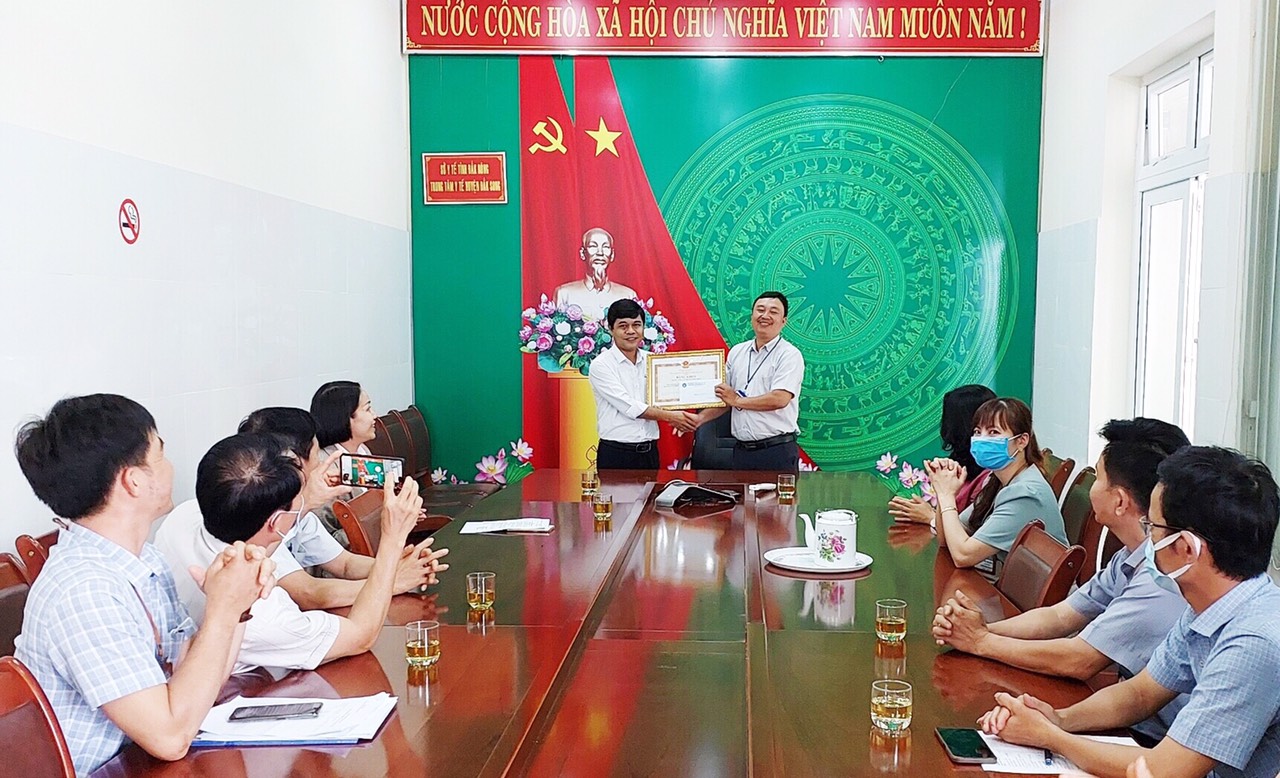 Trung tâm Y tế huyện Đắk Song nhận Bằng khen của Bảo hiểm Xã hội Việt Nam